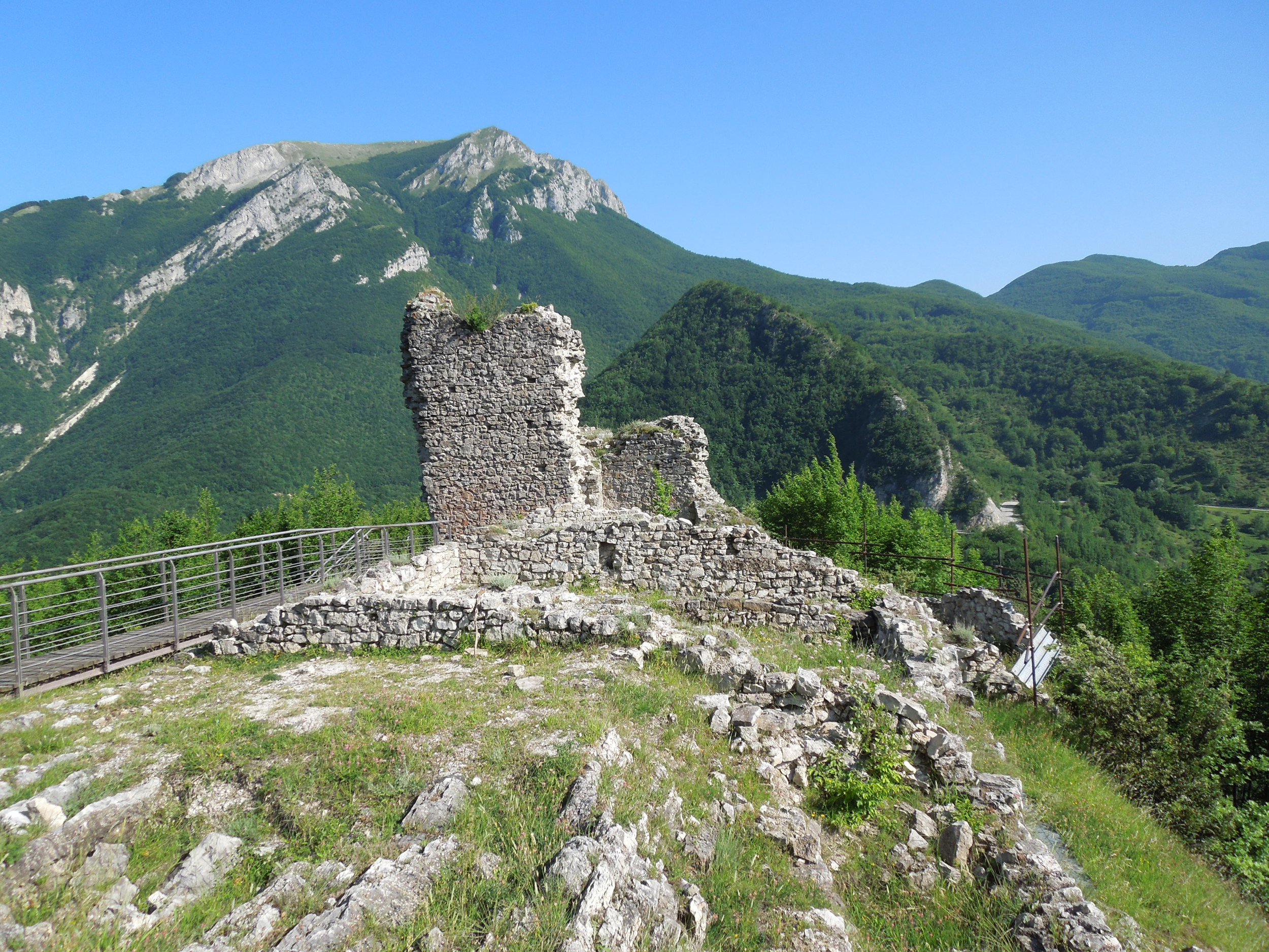 Castel Manfrino (Wikipedia)