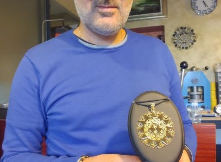 Il Maestro Orafo Maurizio D’Ottavio ci spiega le fasi della produzione artigianale della Presentosa in Filigrana Il Maestro Orafo Maurizio D’Ottavio ci spiega le fasi della produzione artigianale della Presentosa in Filigrana
