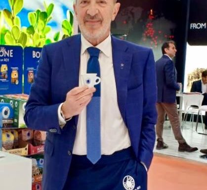 Il manager Fulvio Di Santo, direttore commerciale di Caffé Borbone, premiato sabato 13 aprile al Civico 20 RistorArtGallery di Roccascalegna con la targa “Imprenditore di Successo”