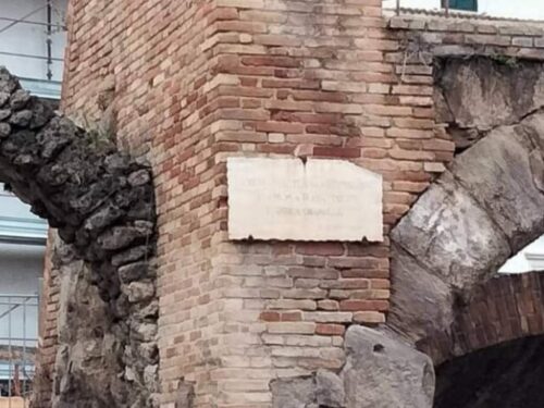 Teramo, un gruppo Fb per il restauro della lapide dannunziana del Teatro Romano