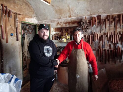 Antonio Filoso continua la tradizione della lavorazione del legno di Pretoro